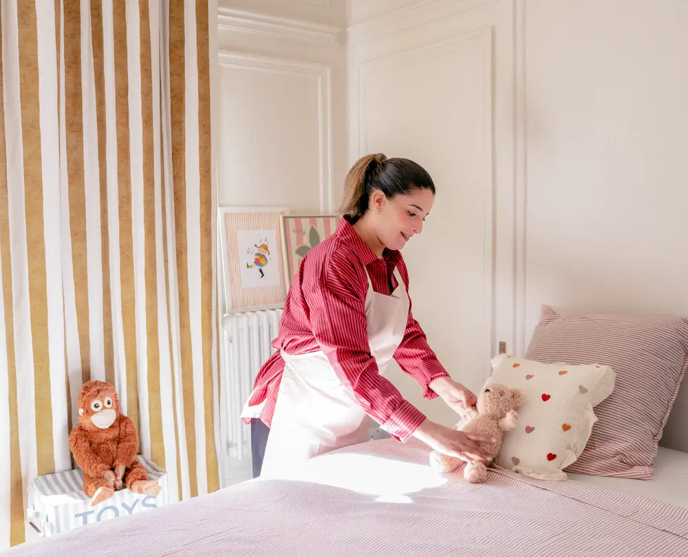 Household help with making beds_Photo